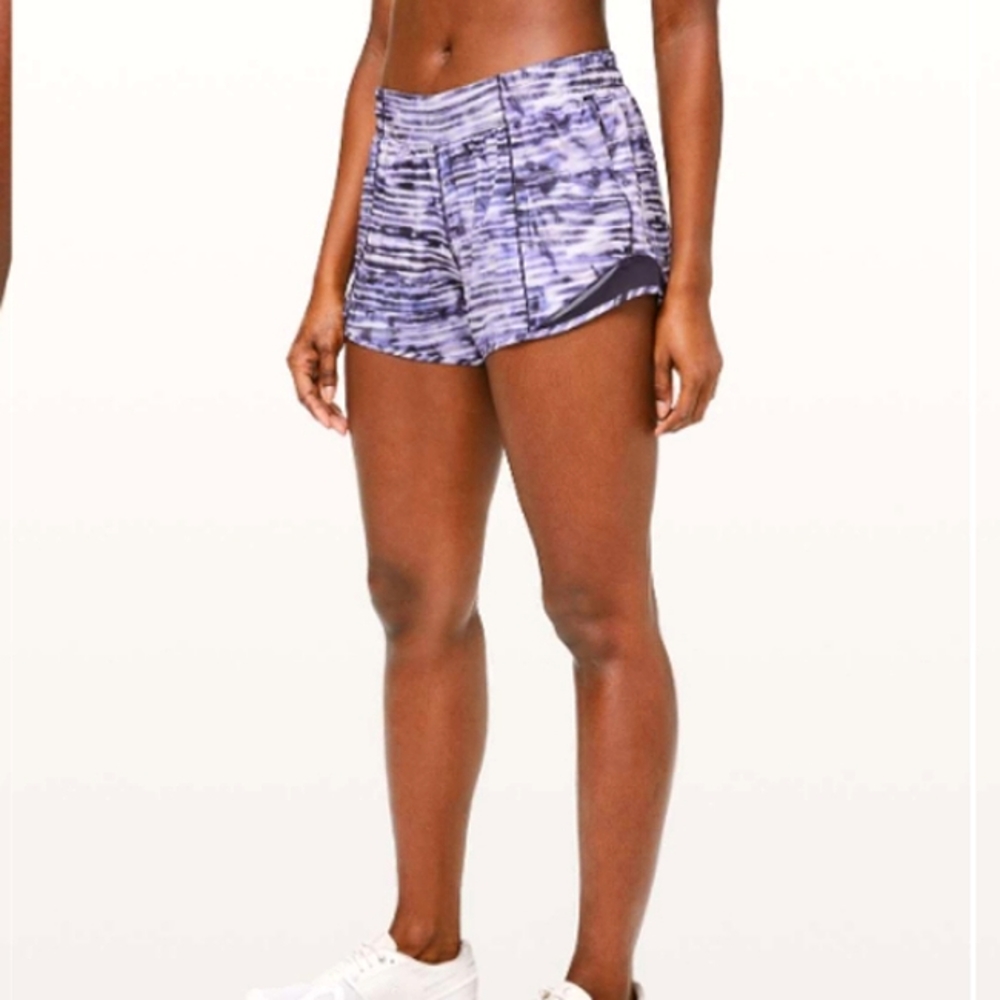 Lululemon Hotty Hot II Shorts Size 6 Long 4" Inseam Purple and White Pattern